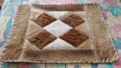 joli napperon ou petit tapis - peaux de chèvre - signé avec blason - TBE - Photo 1/4