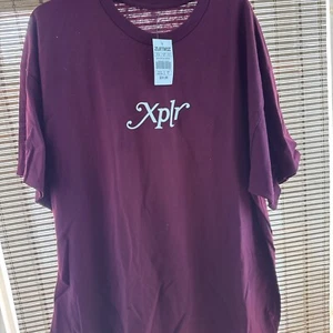 Taglia XL Uomo Zumiez XPLR Logo Medio Colore Borgogna Nuovo Con Etichette - Foto 1 di 4