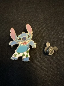 DISNEY PIN - STITCH WITH SHAMROCK SHORTS 2006 - Picture 1 of 1