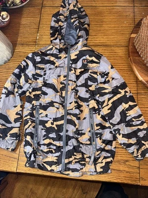 Chaqueta con Capucha London Fog Boys Camuflada Talla L/7, Cremallera Con Bolsillos, Muy Bonita Foto 1 de 4