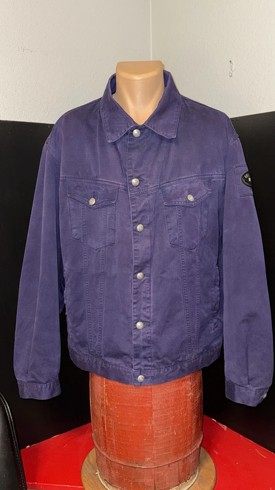 Chaqueta de camionero Versace V2 para hombre púrpura rayón XXL aislada, ideal para otoño Foto 1 de 4