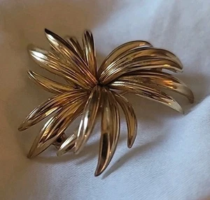 Vintage Germany Grosse 1962 Brooch Pin Golden Gold Spikey Spike Flower Floral - Picture 1 of 11