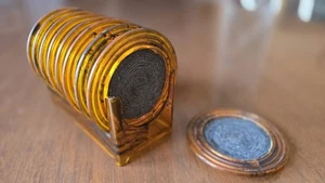 70er Vintage Schildpatt Acryl mit schwarzem Seil Spule Set 9 Untersetzer mit Ständer - Bild 1 von 11