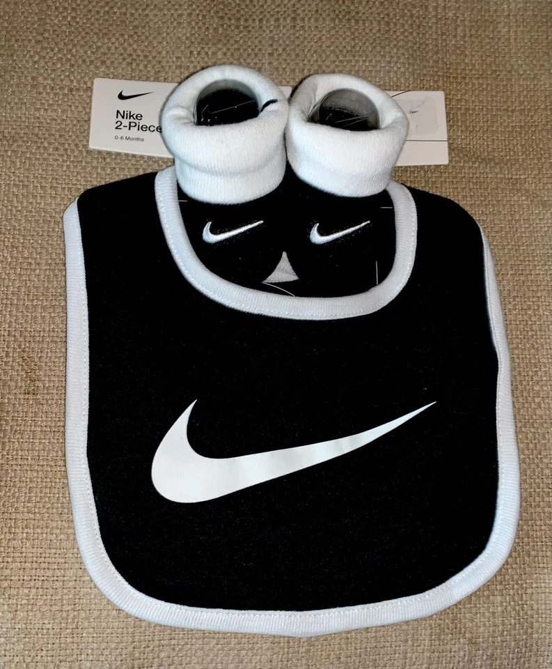 ¡¡Nuevo!! Conjunto de babero y botín NIKE negro de 2 piezas para bebés niños talla 0-6 meses nuevo con etiquetas Foto 1 de 1