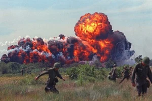 U.S. Jet lanzando un ataque de napalm 13x19 foto de la guerra de Vietnam 87 - Imagen 1 de 1