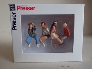 Preiser Sitzende Jugendliche Teenis Nase bohren 63079 Spur 1 OVP 1:32 4 Fig - Bild 1 von 2
