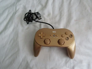 PAD DE JUEGO ORIGINAL NINTENDO WII EDICIÓN ZELDA DORADO EN BUEN ESTADO DE FUNCIONAMIENTO - Imagen 1 de 4