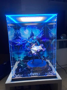 Acryl Figuren Vitrine für LOL Lingrova Gwen mit Lichtrückenmalerei NEU - Bild 1 von 9