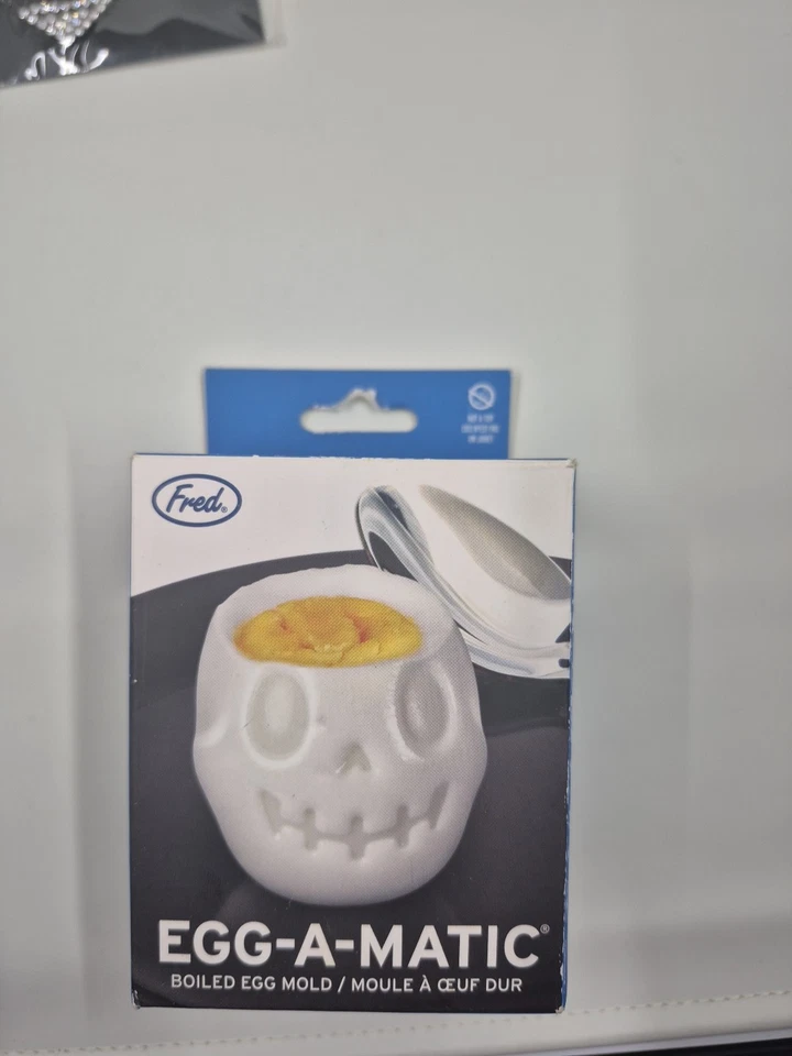 Fred: NomSkulls Kooky Calavera Espeluznante Cupcake Moldes Silicona Tazas para Hornear Foto 1 de 2