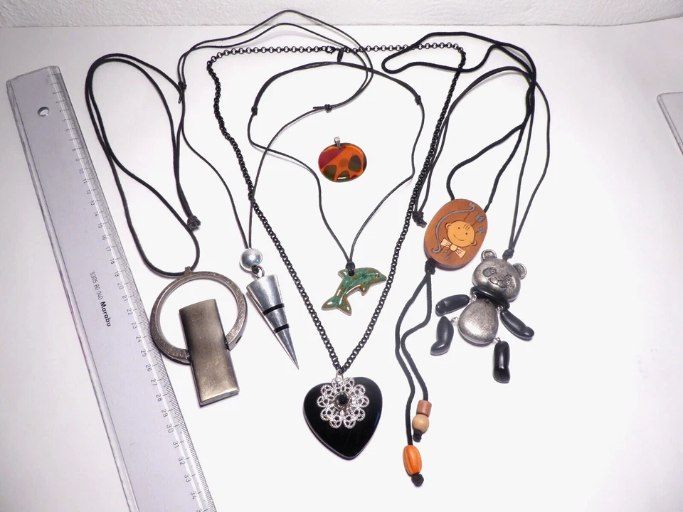 Konvolut Schmuck Anhänger an Bändern Symbole Herz Panda Delphin Metall Holz 160g - Bild 1 von 4