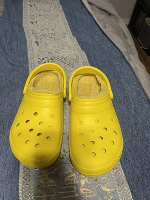 Crocs de líneas de vellón amarillo para mujer talla 10 damas/8 para hombre’s Foto 1 de 4