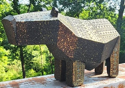 Estatua Hipopótamo Resina Texturizada Oro y Negro Diseños Geométricos África Sahara Foto 1 de 4