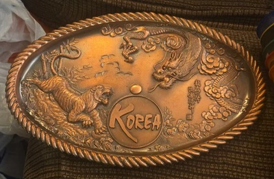 Colgante de pared vintage de tigre/dragón de bronce macizo de 12 1/2" × 8 1/2" años 60. Foto 1 de 4