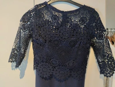 kurzes festliches Etuikleid, Oberteil mit floraler Spitze, dunkelblau - Bild 1 von 2