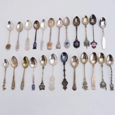 Surtido de 24 cucharas de recuerdo plateadas Feria Mundial de Cannes Hong Kong Foto 1 de 4