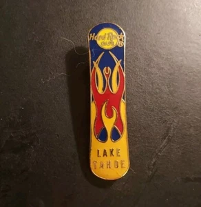2000 ~ Hard Rock Cafe Pin ~ Lake Tahoe - blau, rot & gelb Snowboard ~ sehr guter Zustand  - Bild 1 von 2