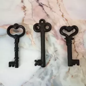 Vintage Skelett Schlüssel hängend Wandkunst dunkles Metall 3er Set Schlüssel 5,5" - 6" - 7" - Bild 1 von 4
