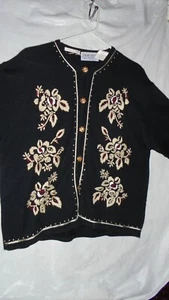JANTZEN KLASSISCHE SCHWARZE CARDIGAN, BESTICKTE BLUMEN AUF DER VORDERSEITE. GR. X L. DISPLAY - Bild 1 von 6
