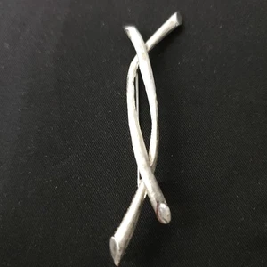 Vintage Modernist Silver Tone Abstract Brooch Pin Textured Crossover Design Jewe - Picture 1 of 6