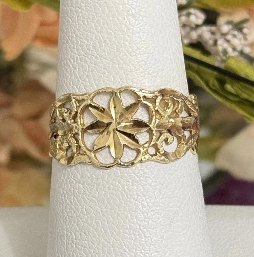 14k Yellow Gold Dainty Lightweight ￼Ladies Ornate Diamond Cut Ring Band Size 7 - Image 1 of 4