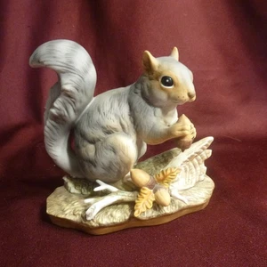 Vintage Eichhörnchen mit Eichel Meisterwerk Porzellan Figur von Homco 1982 - EUC - Bild 1 von 5