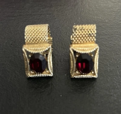 Gemelos de malla Swank tono dorado con piedra grande rectangular de vidrio facetado rojo Foto 1 de 4