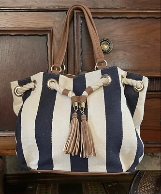 Bolso de Mano JustFab Rayas Azul y Crema; con Cuerda, Borlas de Cuero Sintético, Herrajes Dorados Foto 1 de 4
