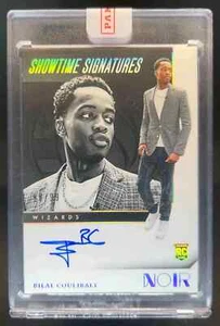 2023-24 Panini Noir Bilal Coulibaly Showtime Rookie Auto #88/99 - Imagen 1 de 2
