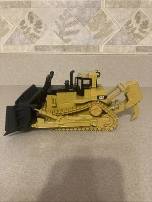 Norscot 55212 1:50 Caterpillar D11T Assembled Track-Type Tractor - Image 1 of 4