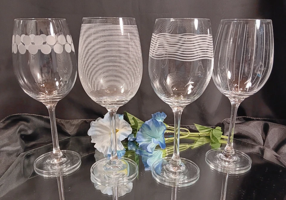 Juego de 4 copas de vino blanco Mikasa CHEERS diseños grabados individualmente 8 3/4 Foto 1 de 4