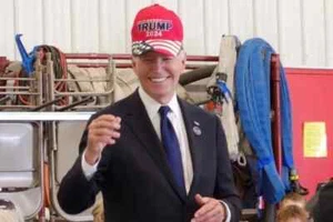 Joe Biden trägt Trump Hut 4x6 Hochglanz gedruckte Postkarte - Bild 1 von 2