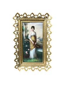 Antigua placa de porcelana 1900 pintura mujer joven músico estilo gótico bronce - Imagen 1 de 12