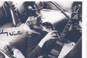 5 X 7 B&W Photo Johnny Winter Autograph {M084} - Picture 1 of 1