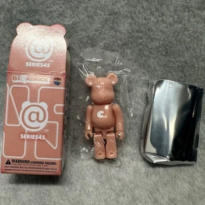Medicom Toy Bearbrick Serie 45 Basic Buchstabe "C" 100% Be@rbrick Vinyl Figur - Bild 1 von 4