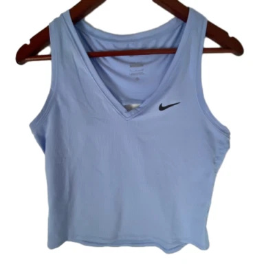 Camiseta sin mangas Nike Victory para mujer pequeña con logotipo púrpura Dri Fit calce ceñido tenis cuello en V Foto 1 de 4