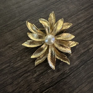 VTG Flower Gold Tone Brooch Single Faux Ivory Colored Pearl 3 Dimensional Design - Picture 1 of 5
