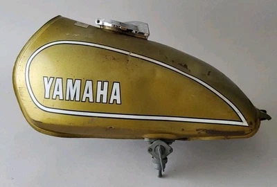 OEM YAMAHA DT100 TANQUE DE COMBUSTIBLE PETCOCK TAPA DE GAS ENDURO DT 100 SIN LLAVE Foto 1 de 4