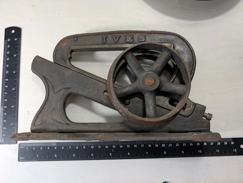 Antiguo rodillo de suspensión de puerta de bolsillo corredera IVES 1886 de hierro fundido individual Foto 1 de 2