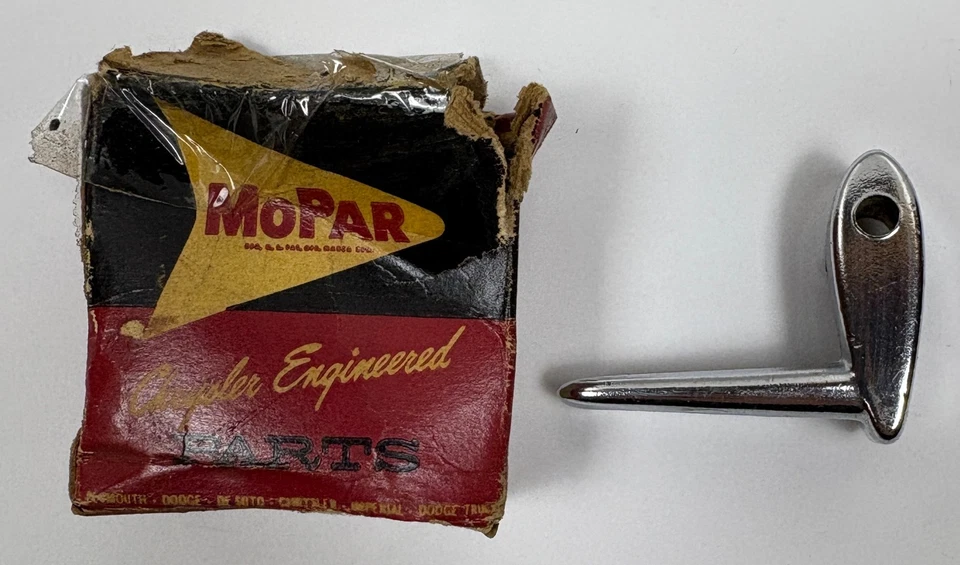 Новая старая запасная левая вентиляционная ручка крыла для 4-дверных моделей 1957-59 Mopar #1833675 - Изображение 1 из 1