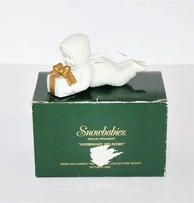 Departamento 56 Snowbabies Porcelana Adorno de Navidad Entrega Durante la Noche con Caja 1995 Foto 1 de 4