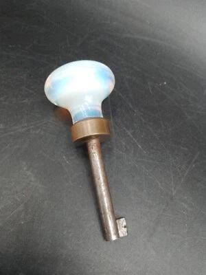 Rare clef de tiroir ou armoire Napoléon III en verre opalescent et fer - Photo 1/4