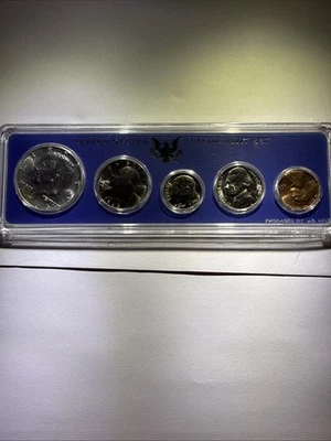 1966 Special Mint Set SMS with 5 Coins &  Kennedy Made In 40%  Silver - Image 1 of 4