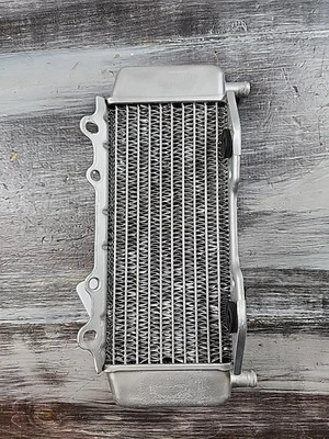 Левосторонний радиатор 2003 Kawasaki KX125 39061-0012 - Изображение 1 из 4