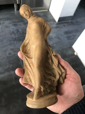 Ancienne Terre cuite TANAGRA Marque Cachet Marque M Reproduction Musée ? - Photo 1/4