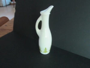 Vintage weißes Milchglas 8" Krug/Krug Avocado grün Motiv - Bild 1 von 5