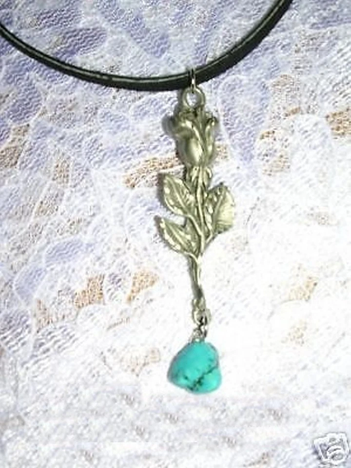 COLLAR COLGANTE DE PELTRE GRABADO PEPITA TURQUESA BROTE ROSA DE UN SOLO TALLO Foto 1 de 1