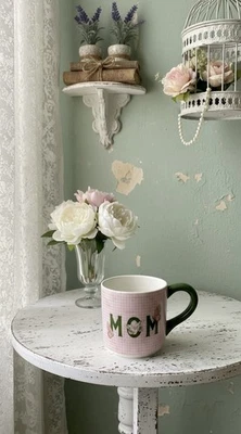 粉红色 "妈妈" 咖啡或茶杯马克杯 | 绿色手柄 | 送给妈妈的礼物 | 蝴蝶 — 第 1/4 张图片