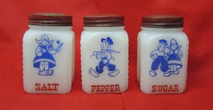 VINTAGE 3-TEILIGES HOLLÄNDISCHES JUNGE MÄDCHEN SALZ PFEFFER ZUCKERSTREUER SET HASELNUSS ATLAS MILCHGLAS - Bild 1 von 4