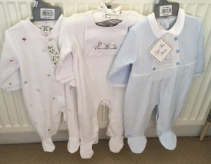 Babykleidung Junge 3 Schlafanzug Baby Grow Velours 6 - 9 Monate Paket Neu - Bild 1 von 4