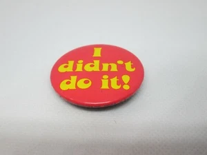 "I Didn't Do It!" Button Pin Yellow Letters Red Background ~1 1/2" - Picture 1 of 4